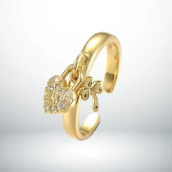 Bague ajustable femme dorée avec breloques cœur en zircon et trèfle à quatre feuilles - Ophélie Bijoux