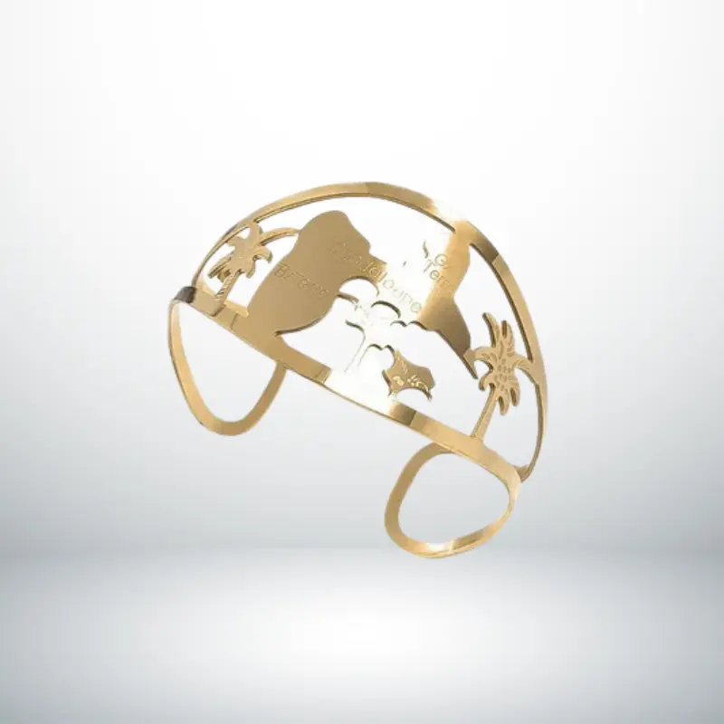 Bague Guadeloupe 1 Bague Guadeloupe en acier 316 doré avec motif carte de l’île, bijou antillais réglable inspiré des Caraïbes, idéal comme souvenir de Guadeloupe ou cadeau créole symbolique.