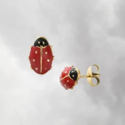 Boucle d'oreille coccinelle enfant en acier inoxydable, petit bijou rouge porte-bonheur au design ludique et discret, idéal pour fille ou femme aimant les accessoires solides et malicieux.