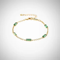 Accueil 31 Bracelet Diamant CZ doré plaqué or avec zirconium cubique, rectangle vert brillant, bijou femme souple et lumineux porté au poignet.
