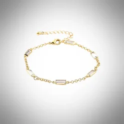 Accueil 32 Bracelet souple doré avec rectangle blanc serti de zirconium cubique, offrant un éclat lumineux au poignet.
