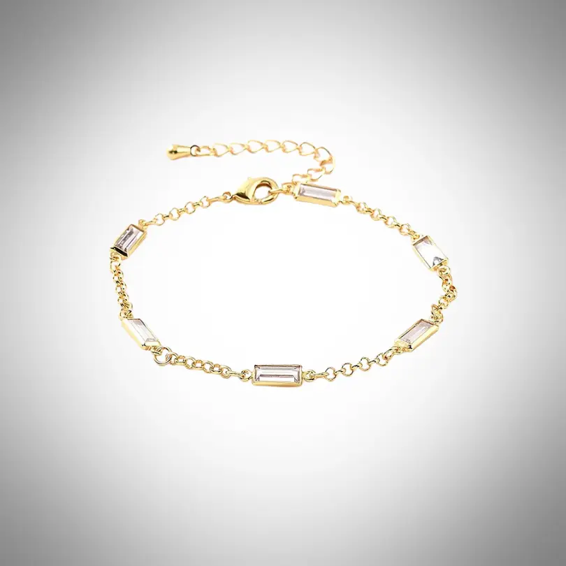 Bracelet Diamant 2 Bracelet souple doré avec rectangle blanc serti de zirconium cubique, offrant un éclat lumineux au poignet.