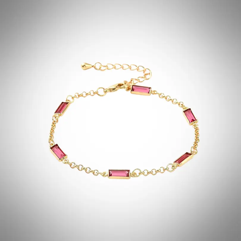 Bracelet Diamant 3 Bracelet souple en or rose avec rectangle scintillant serti de zirconium cubique, apportant une touche lumineuse et moderne au poignet.