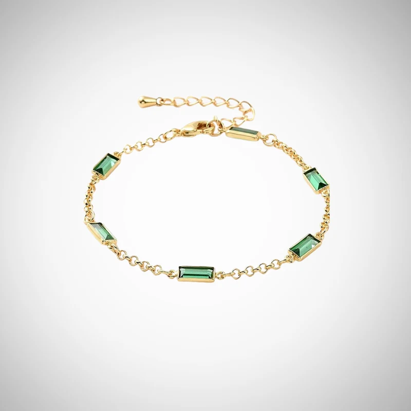 Bracelet Diamant 1 Bracelet Diamant CZ doré plaqué or avec zirconium cubique, rectangle vert brillant, bijou femme souple et lumineux porté au poignet.