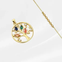 Pendentif Arbre de Vie plaqué or avec un arbre aux branches serties de zircons multicolores