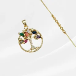 Pendentif Arbre de vie 9 Pendentif Arbre de Vie en acier inoxydable plaqué or, ajouré avec un arbre aux branches serties de zircons multicolores