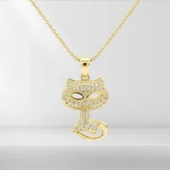 Pendentif chat en plaqué or orné de zirconiums scintillants, silhouette féline stylisée avec queue enroulée, monté sur chaîne dorée fine – bijou fantaisie femme