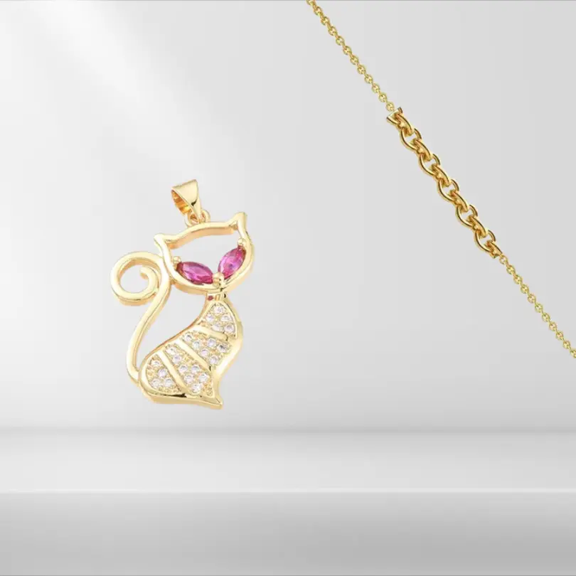 Pendentif Chat 6 Pendentif chat plaqué or contour ajouré, yeux en zirconiums fushias navette et corps pavé de zirconiums blancs, vendu avec chaîne dorée fine – collier fantaisie femme