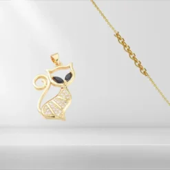 Pendentif Chat 9 Pendentif chat plaqué or contour ajouré, yeux en zirconiums noirs navette et corps pavé de zirconiums blancs, vendu avec chaîne dorée fine – collier fantaisie femme