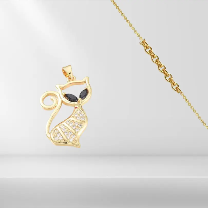 Pendentif Chat 4 Pendentif chat plaqué or contour ajouré, yeux en zirconiums noirs navette et corps pavé de zirconiums blancs, vendu avec chaîne dorée fine – collier fantaisie femme