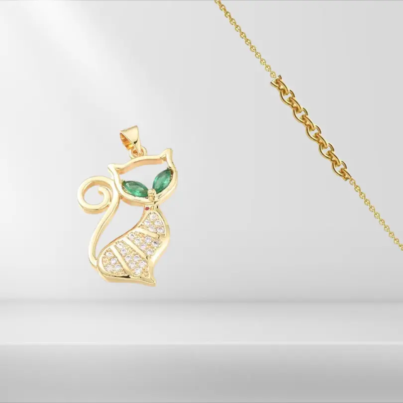 Pendentif Chat 5 Pendentif chat plaqué or contour ajouré, yeux en zirconiums verts émeraude navette et corps pavé de zirconiums blancs, vendu avec chaîne dorée fine – collier fantaisie femme