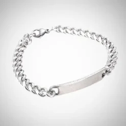 Bracelet gourmette homme en acier inoxydable argenté avec plaque ID gravable, maille cubaine large à maillons entrelacés polis, fermoir mousqueton — bijou personnalisable pour homme, idéal cadeau.