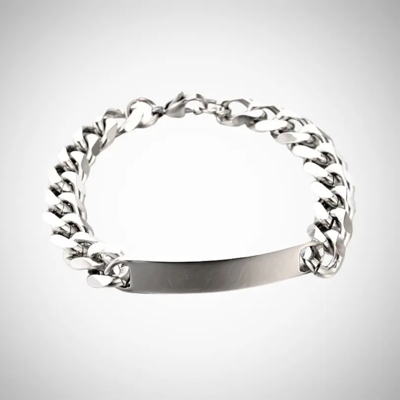 Bracelet Gourmette Homme 4 Bracelet gourmette homme large en acier inoxydable argenté avec grande plaque ID gravable, maille cubaine épaisse à maillons biseautés polis miroir, fermoir mousqueton — bijou masculin imposant, idéal cadeau gravé.