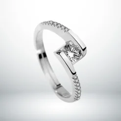 Accueil 26 Bague solitaire argent 925 réglable avec pierre zirconium taille ronde sertie en tension, anneau pavé de strass, fond blanc – Celina