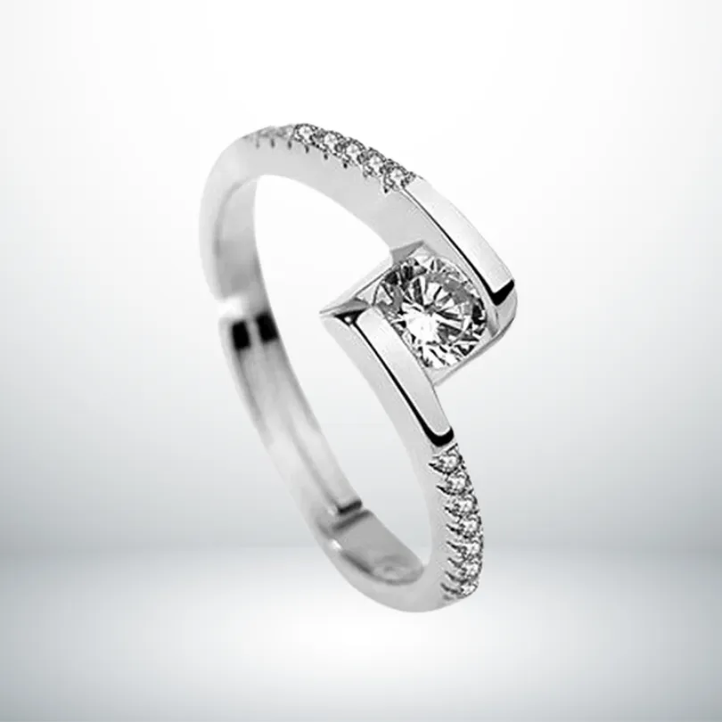 Bague Solitaire Argent 1 Bague solitaire argent 925 réglable avec pierre zirconium taille ronde sertie en tension, anneau pavé de strass, fond blanc – Celina