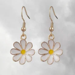 Boucle d'oreille marguerite pendantes , pétales émaillés blancs avec cœur jaune, monture dorée en acier inoxydable, bijou fantaisie floral léger pour femme