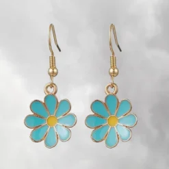 Boucle d'oreille Marguerite 8 Boucles d'oreilles pendantes en forme de marguerite, pétales émaillés bleus avec cœur jaune, monture dorée en acier inoxydable, bijou fantaisie floral léger pour femme