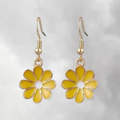 Boucle d'oreille Marguerite 11 Boucles d'oreilles pendantes en forme de marguerite, pétales émaillés jaunes avec cœur blanc, monture dorée en acier inoxydable, bijou fantaisie floral léger pour femme