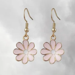 Boucle d'oreille Marguerite 10 Boucles d'oreilles pendantes en forme de marguerite, pétales émaillés roses avec cœur blanc, monture dorée en acier inoxydable, bijou fantaisie floral léger pour femme