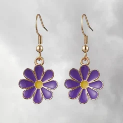 Boucles d'oreilles pendantes en forme de marguerite, pétales émaillés violets avec cœur jaune, monture dorée en acier inoxydable, bijou fantaisie floral léger pour femme