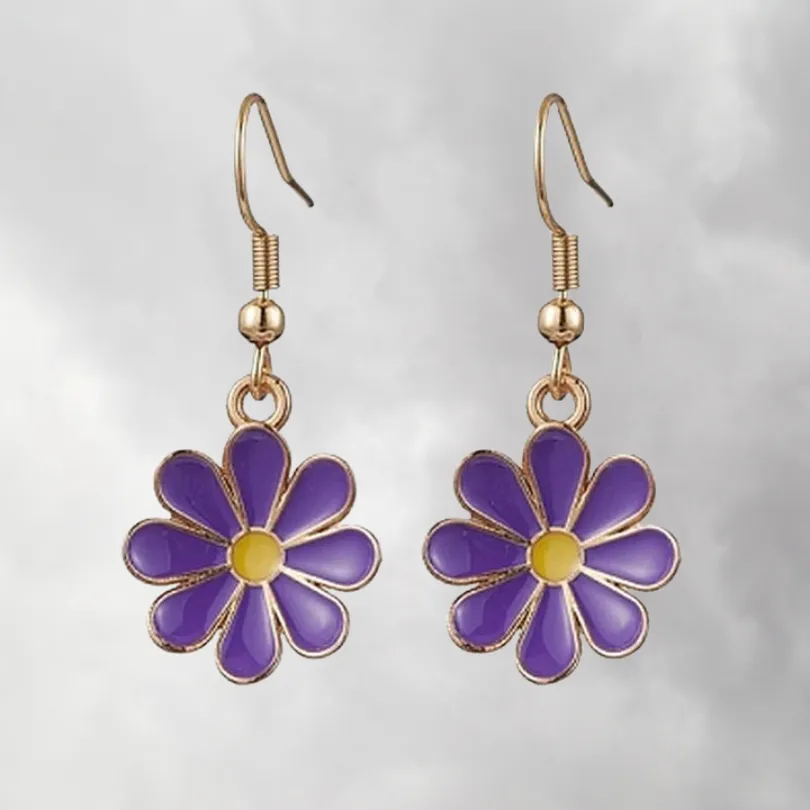 Boucle d'oreille Marguerite 2 Boucles d'oreilles pendantes en forme de marguerite, pétales émaillés violets avec cœur jaune, monture dorée en acier inoxydable, bijou fantaisie floral léger pour femme