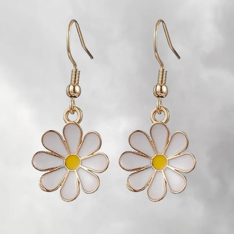 Boucle d'oreille Marguerite 1 Boucle d'oreille marguerite pendantes , pétales émaillés blancs avec cœur jaune, monture dorée en acier inoxydable, bijou fantaisie floral léger pour femme