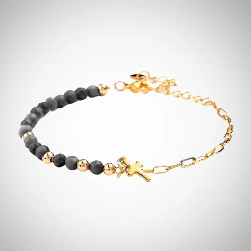 Bracelet Chrétien 4 Bracelet chrétien perles d'agate grise facettée et chaîne dorée avec croix centrale – bijou religieux femme
