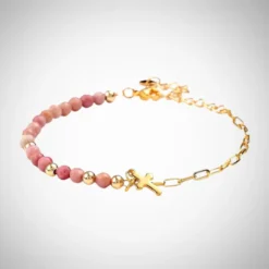 Bracelet Chrétien femme perles naturelles rhodonite avec breloque croix chrétienne dorée — bijou religieux ajustable 18+5 cm