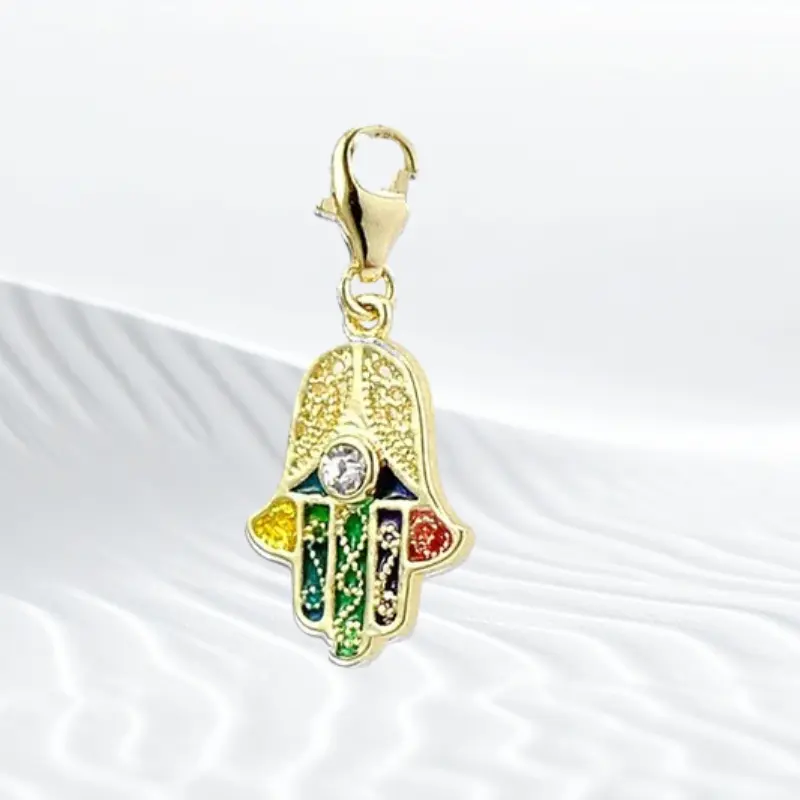 Charm Main de Fatma 5 Charm main de Fatma dorée multicolore avec émail coloré et pierre zircon blanc – pendentif porte-bonheur à clipser sur bracelet