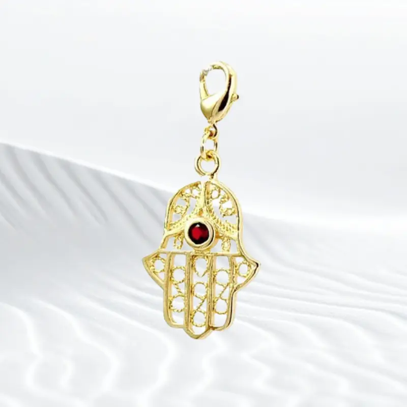 Charm Main de Fatma 3 Charm main de Fatma en plaqué or avec diamant cz rouge – bijou porte-bonheur à accrocher sur bracelet