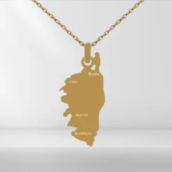 Pendentif Corse en acier inoxydable couleur or, carte avec les villes de Bastia, Calvi, Ajaccio et Bonifacio gravées, suspendu à une chaîne dorée sur fond blanc