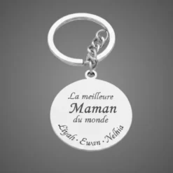 Porte clé personnalisable rond en acier inoxydable brossé gravé avec l'inscription "La meilleure maman du monde" et trois prénoms personnalisés — cadeau fête des mères