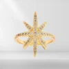 Bague étoile du nord femme dorée réglable pavée de zirconiums blancs sertis, plaquage or 1 micron, fond gris neutre