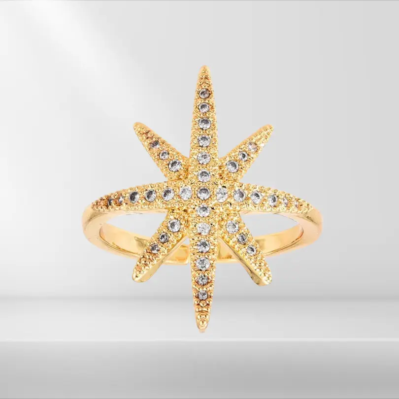Bague Etoile 1 Bague étoile du nord femme dorée réglable pavée de zirconiums blancs sertis, plaquage or 1 micron, fond gris neutre