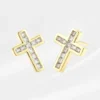 Boucle d'oreille Croix chrétienne dorées à l'or fin, serties de zirconiums taille princesse brillants, montées sur tige, fond blanc — bijou doré 14x10mm