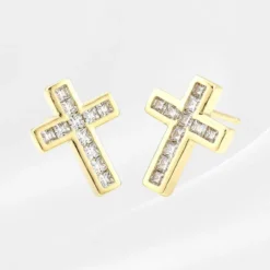 Boucle d'oreille croix chrétienne dorées à l'or fin, serties de zirconiums taille princesse brillants, montées sur tige, fond blanc — bijou doré 14x10mm
