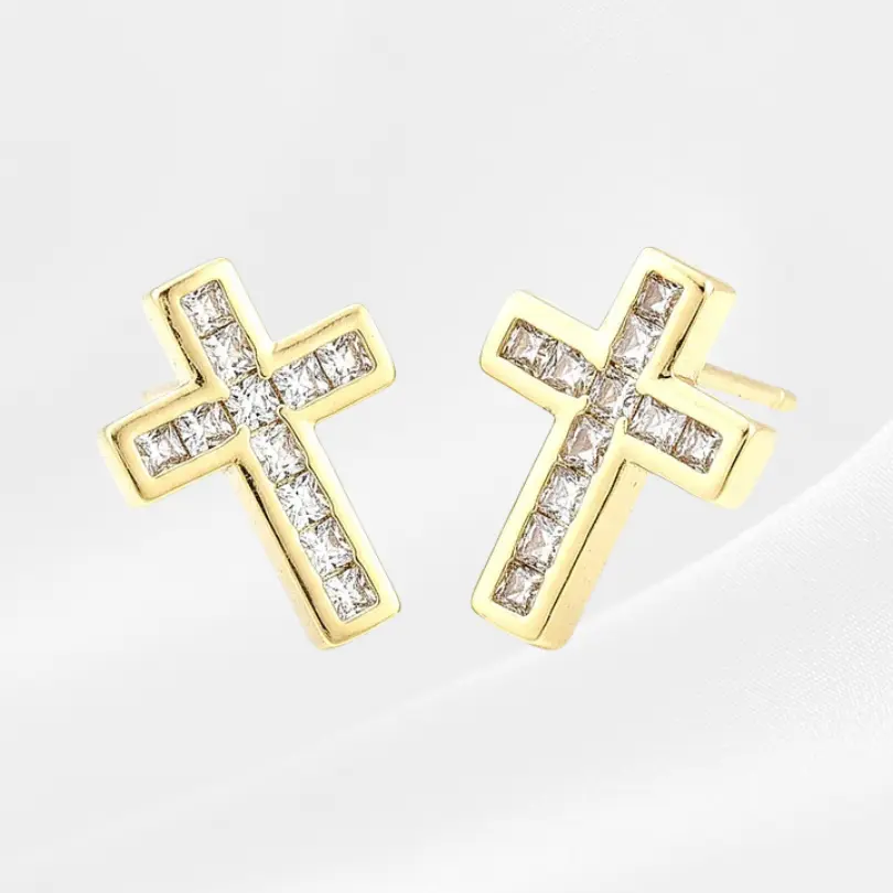 Boucle d'oreille Croix 1 Boucle d'oreille croix chrétienne dorées à l'or fin, serties de zirconiums taille princesse brillants, montées sur tige, fond blanc — bijou doré 14x10mm
