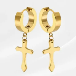 Boucle d'oreille Croix 8 Boucles d'oreilles créoles larges en acier inoxydable doré, pendentif croix latine lisse suspendu par anneau, bijou croix mixte homme femme sans pierre, style urbain sur fond satiné blanc
