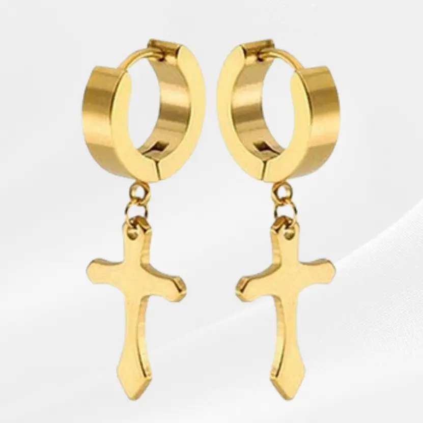 Boucle d'oreille Croix 4 Boucles d'oreilles créoles larges en acier inoxydable doré, pendentif croix latine lisse suspendu par anneau, bijou croix mixte homme femme sans pierre, style urbain sur fond satiné blanc