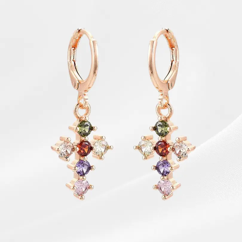 Boucle d'oreille Croix 5 Paire de boucles d'oreilles créoles or rose, pendentif croix sertie de zircons multicolores – vert, rouge, blanc, violet et rose – bijou croix femme coloré tendance sur fond satiné blanc