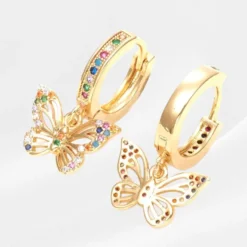 Boucles d'oreilles papillon créoles dorées ajouré serti de zircons cubiques multicolores — pierres roses, bleues, vertes et orangées sur anneau plaqué or 1 micron, bijou femme 25x25mm