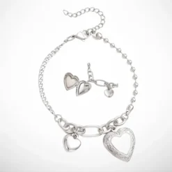 Bracelet femme photo en acier inoxydable argenté avec deux pendentifs cœur, dont un médaillon cœur ouvrant porte-photo gravé et un cœur lisse, sur chaîne maillons et billes, fond blanc