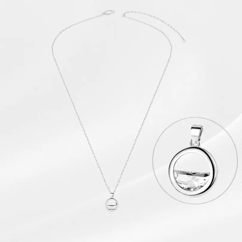 Collier Cercle Argent 1 Collier cercle argent 925 avec pendentif rond serti d'un oxyde de zirconium blanc taille facettes, chaîne fine réglable 40+5 cm, bijou délicat fond blanc