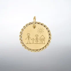 Pendentif breloque rond doré en acier inoxydable gravé d'une scène famille avec parents, enfant, maison et soleil, contour torsadé et anneau de suspension doré