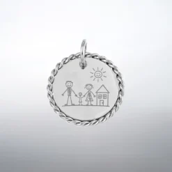 Gravure Pendentif 7 Pendentif breloque rond argenté gravé d'une scène famille avec parents, enfant, maison et soleil, contour torsadé et anneau de suspension argenté