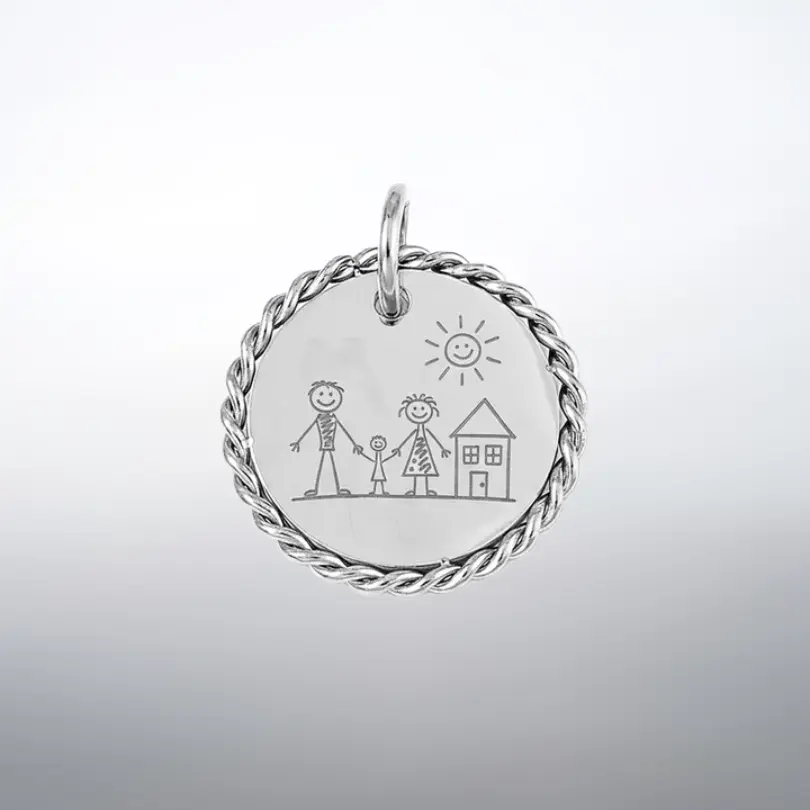 Gravure Pendentif 4 Pendentif breloque rond argenté gravé d'une scène famille avec parents, enfant, maison et soleil, contour torsadé et anneau de suspension argenté