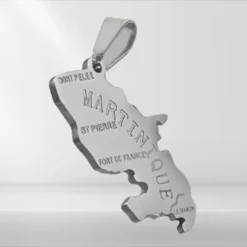 Pendentif Martinique couleur argent avec carte représentant l'île.