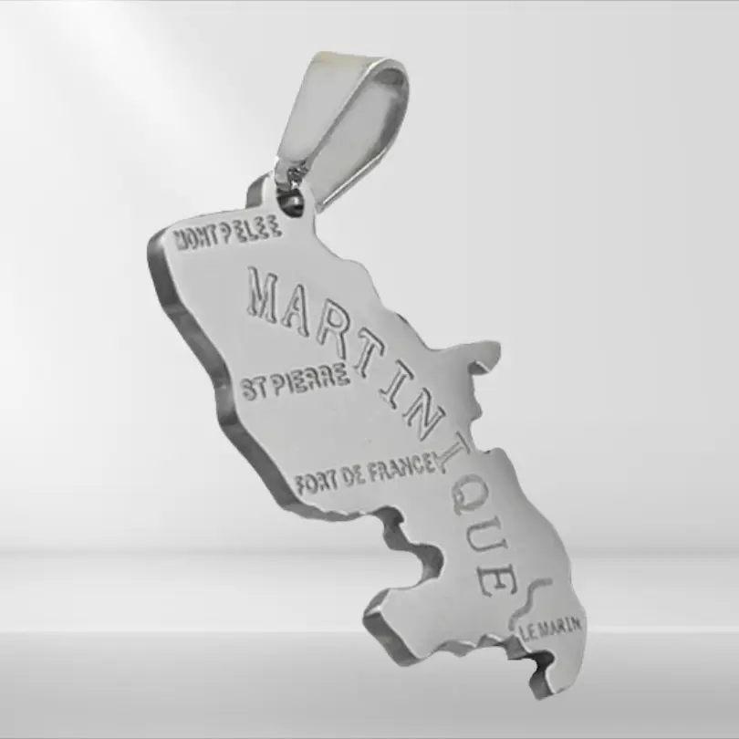 Pendentif Martinique 2 Pendentif Martinique couleur argent avec carte représentant l'île.