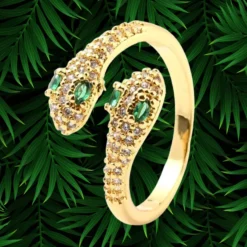 Bague Serpent Femme 9 Bague double tête de serpent femme plaquée or, pavée de zircons blancs et diamants cz verts, anneau ouvert ajustable, bijou fantaisie luxe sur fond tropical