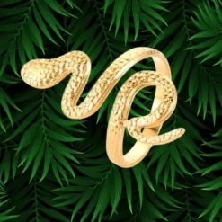 Accueil 34 Bague serpent femme dorée en métal texturé écailles, design enroulé ajustable minimaliste, bijou tendance sur fond de feuillage tropical